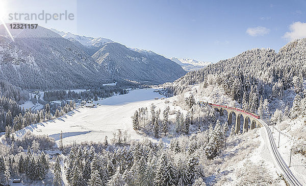 Panoramablick auf Bernina Express Zug auf Landwasser Viadukt  UNESCO Welterbe  Filisur  Albulatal  Kanton Graubünden  Schweiz  Europa (Drohne)