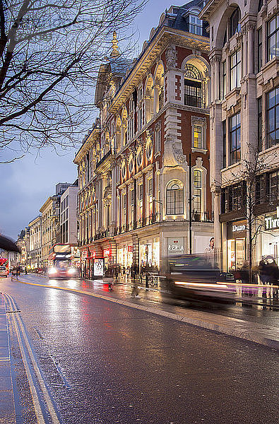 Regnerische Abenddämmerung in der Oxford Street  London  England  Vereinigtes Königreich  Europa