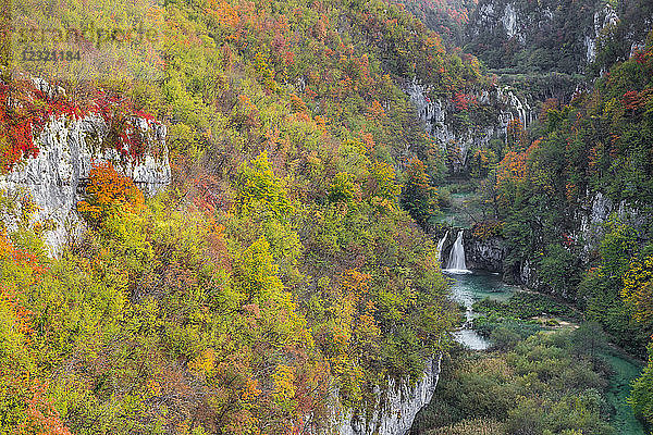 Erhöhter Blick über den Fluss Korana im Herbst  Plitvice  UNESCO-Weltkulturerbe  Kroatien  Europa