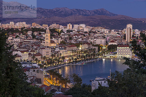 Blick vom Marjan-Hügel über die Altstadt in der Abenddämmerung  Split  Kroatien  Europa
