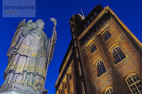 St. Ansgar-Statue und Haus der Patriotischen Gesellschaft an der Trostbrücke in der Abenddämmerung  Hamburg  Deutschland  Europa