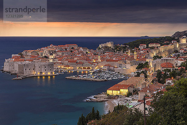 Blick von oben auf die Altstadt von Dubrovnik in der Abenddämmerung  Minuten vor dem Regen  UNESCO-Weltkulturerbe  Dubrovnik  Kroatien  Europa