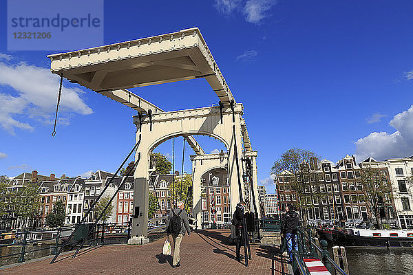 Magere Brug (Dünne Brücke)  Amsterdam  Nordholland  Niederlande  Europa