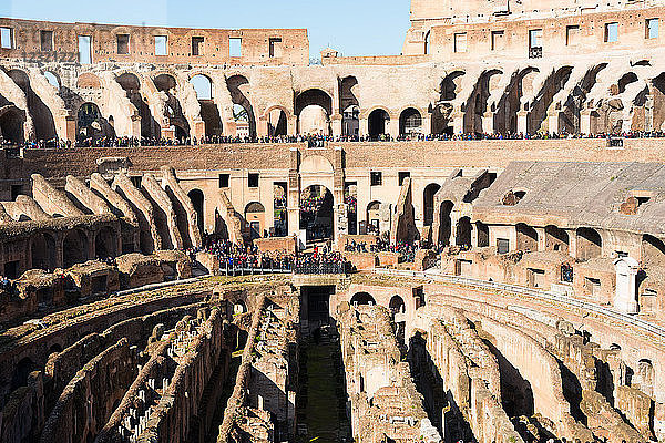 Das Kolosseum (Flavisches Amphitheater)  mit dem unterirdischen Hypogäum  UNESCO-Weltkulturerbe  Rom  Latium  Italien  Europa