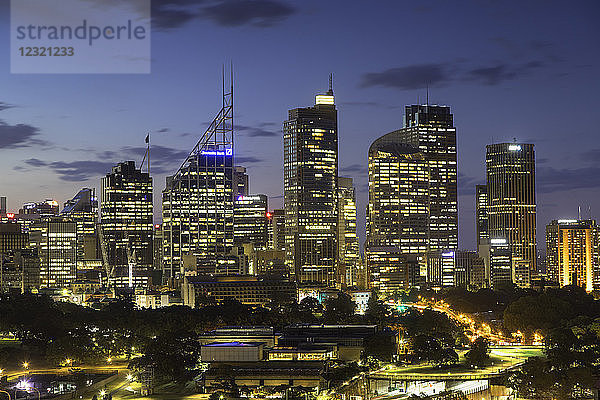 Blick auf die Skyline bei Sonnenuntergang  Sydney  New South Wales  Australien  Pazifik