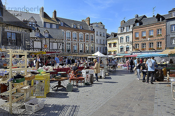 Flohmarkt (Brocante)  Place Sainte Catherine  Honfleur  Calvados  Basse Normandie (Normandie)  Frankreich  Europa