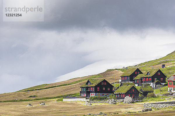 Traditionelle Häuser mit Grasdach  Kirkjubour  Insel Streymoy  Färöer Inseln  Dänemark  Europa