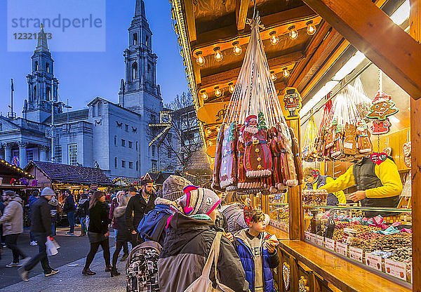 Blick auf Besucher und Weihnachtsmarktbuden auf dem Weihnachtsmarkt  Millennium Square  Leeds  Yorkshire  England  Vereinigtes Königreich  Europa