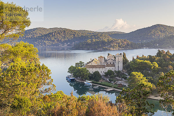 Blick von oben auf den Veliko Jezero (Großer See) und das Kloster auf der Insel St. Maria im Nationalpark Mljet  Kroatien  Europa