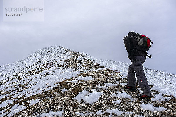 Wanderer auf dem Monte Catria im Winter  Apennin  Umbrien  Italien  Europa