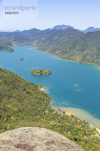 Blick vom Gipfel des Zuckerhuts über die fjordähnliche Bucht  Saco do Mamangua  Paraty  Rio de Janeiro  Brasilien  Südamerika