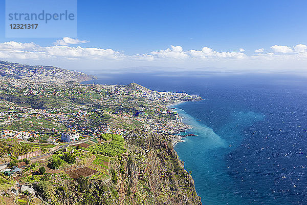 Die südliche Küstenlinie Madeiras in Richtung Funchal von der hohen Klippe Cabo Girao  Madeira  Portugal  Atlantik  Europa