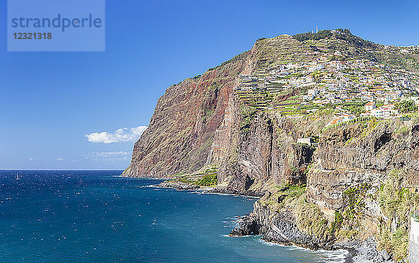 Blick auf die hohe Steilküste Cabo Girao an der Südküste von Madeira  Portugal  Atlantik  Europa