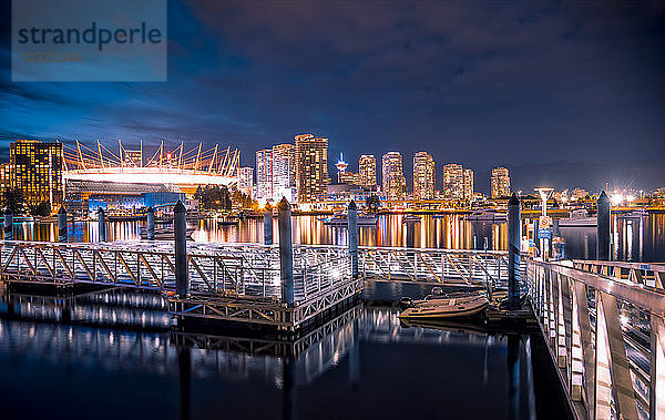 Blick auf den False Creek und die Skyline von Vancouver  BC Place und Lookout Tower  Vancouver  British Columbia  Kanada  Nordamerika