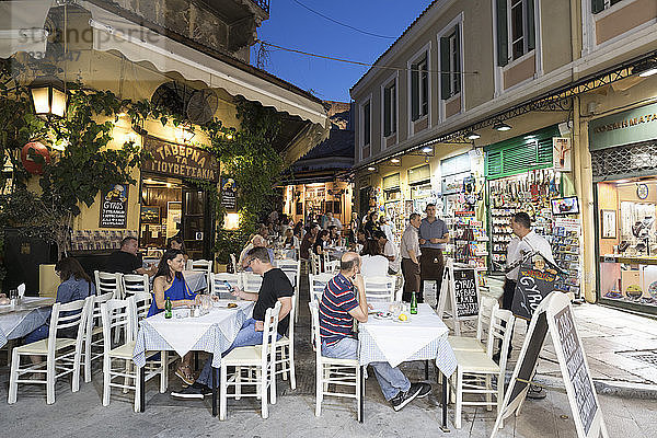 Giouvetsakia Restaurant am Abend auf Adrianou im Plaka-Viertel  Athen  Griechenland  Europa