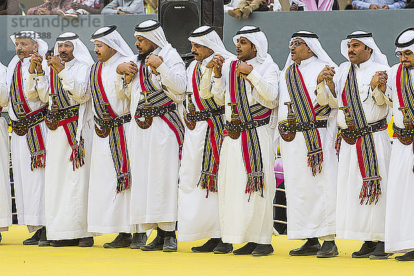 Traditionell gekleidete einheimische Stammesangehörige tanzen auf dem Al Janadriyah Festival  Riad  Saudi-Arabien  Naher Osten