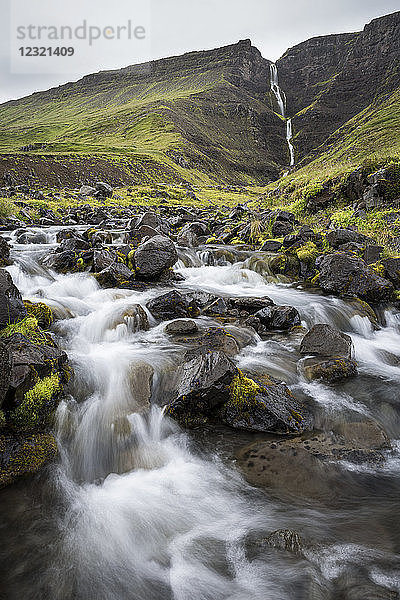 Wasserfall auf dem Weg zu den Westfjorden  Nordwestisland  Polarregionen