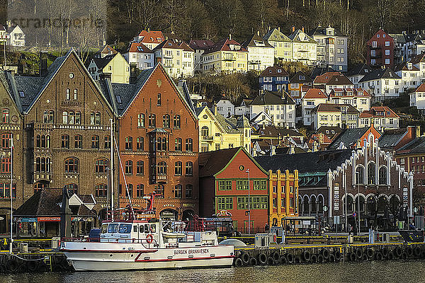 Das hölzerne Hansemuseum und das zinnenbewehrte Einkaufszentrum Kjottbasaren rechts am Ufer des Bryggen  UNESCO-Welterbe  Bergen  Hordaland  Norwegen  Skandinavien  Europa