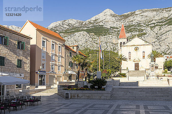 Markuskirche auf dem Hauptplatz von Makarska mit dem Biokovo-Gebirge im Hintergrund  Makarska  Kroatien  Europa