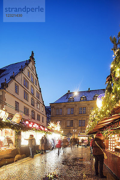 Weihnachtsmarkt auf dem Schillerplatz  Stuttgart  Baden Württemberg  Deutschland  Europa