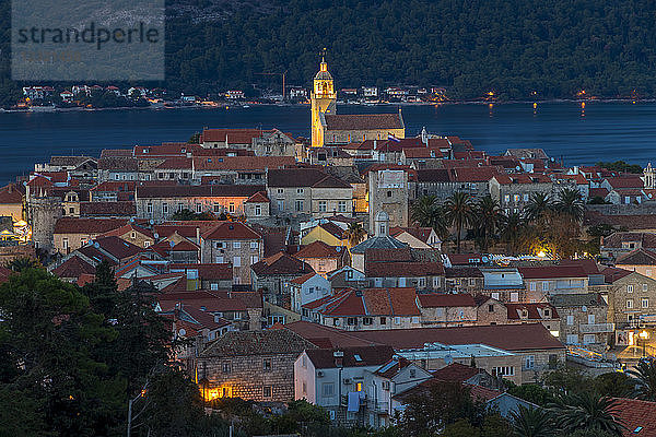 Blick von oben auf die Altstadt von Korcula Stadt in der Abenddämmerung  Korcula  Kroatien  Europa