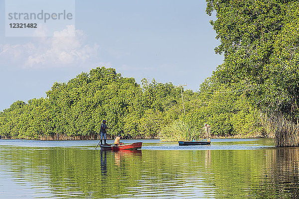 Fischer in ihren Booten in den Mangroven bei Monterrico  Guatemala  Mittelamerika