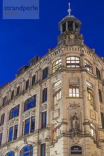 Alsterthor Kontorhaus im Stadtzentrum in der Abenddämmerung  Hamburg  Deutschland  Europa
