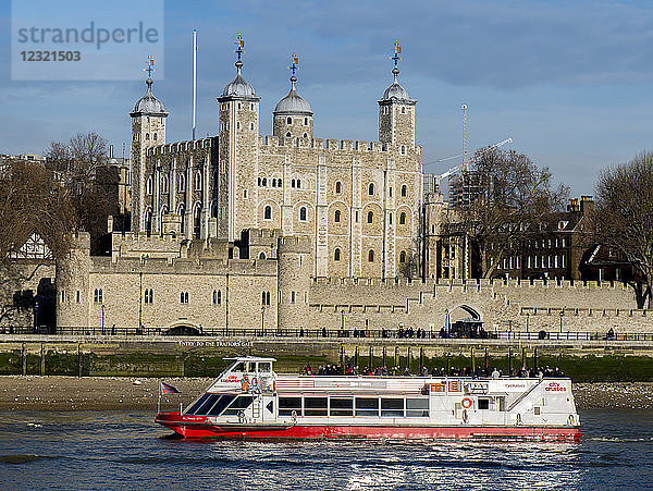Tower of London  UNESCO-Weltkulturerbe über die Themse mit Ausflugsboot  London  England  Vereinigtes Königreich  Europa