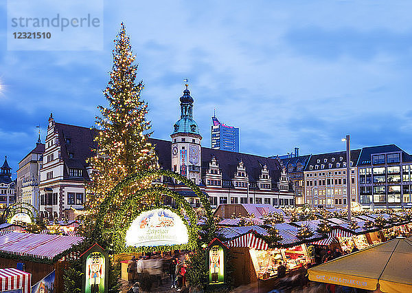 Leipziger Weihnachtsmarkt  Altes Rathaus  Leipzig  Sachsen  Deutschland  Europa