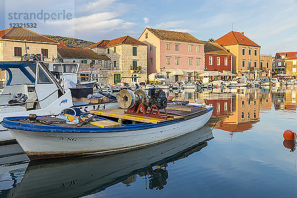 Der alte Hafen von Stari Grad auf der Insel Hvar  Kroatien  Europa