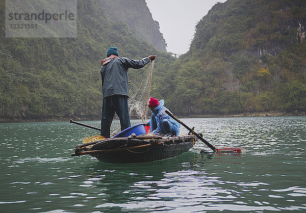 Fischer in der Bucht von Lan Ha  Insel Cat Ba  einer typischen Karstlandschaft in Vietnam  Indochina  Südostasien  Asien