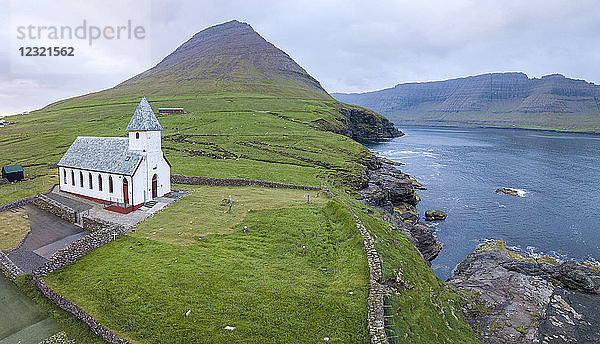 Panoramablick auf die Kirche von Vidareidi am Meer  Insel Vidoy  Färöer Inseln  Dänemark  Europa (Drohne)