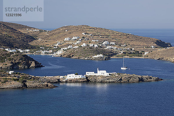 Blick auf das Kloster Chrisopigi und Faros an der Südostküste der Insel  Sifnos  Kykladen  Ägäisches Meer  Griechische Inseln  Griechenland  Europa