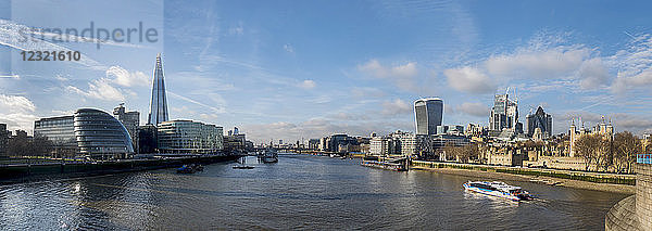 City of London und Shard Tower Panorama von der Tower Bridge  London  England  Vereinigtes Königreich  Europa