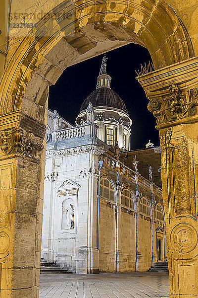 Die beleuchtete Kathedrale von Dubrovnik (Marijina Uznesenja) bei Nacht  Dubrovnik  Kroatien  Europa