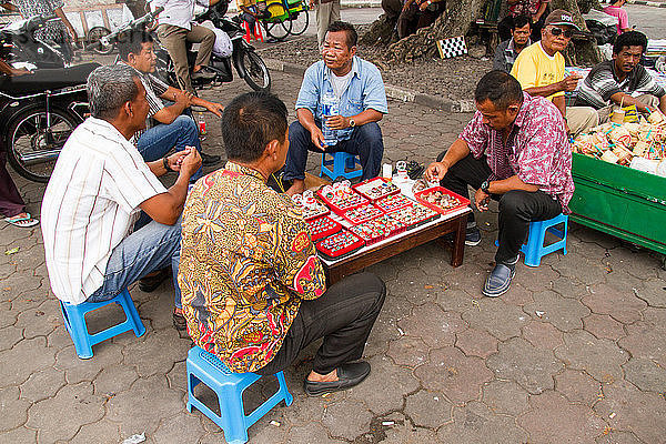 Männer verkaufen Ringe auf den Straßen von Yogyakarta  Java  Indonesien  Südostasien  Asien