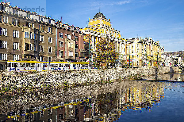 Gebäude der Bascarsija (Altstadt)  am Ufer des Flusses Miljacka  Sarajevo  Bosnien und Herzegowina  Europa