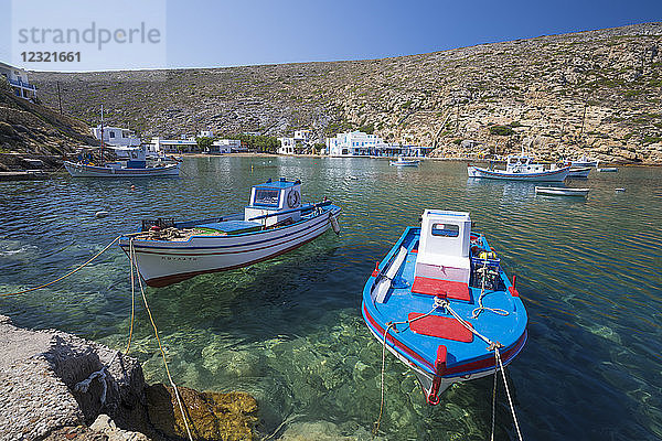 Blick auf kristallklares Wasser und Fischerboote im Hafen  Cheronissos  Sifnos  Kykladen  Ägäisches Meer  Griechische Inseln  Griechenland  Europa