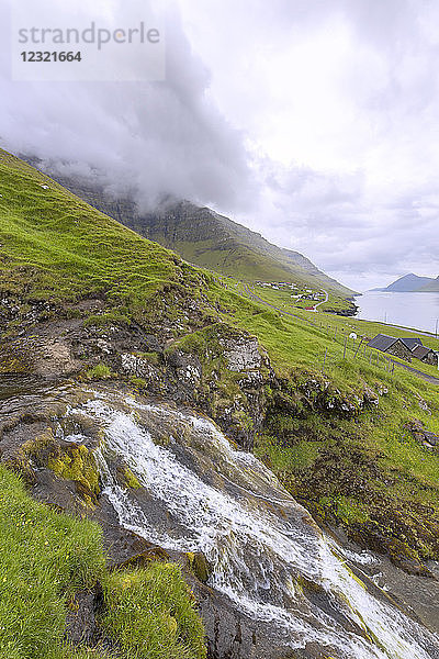 Wasserfall  Insel Kunoy  Nordoyar  Färöer Inseln  Dänemark  Europa