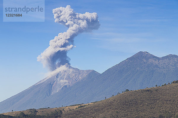 Ausbruch des Feuervulkans (Volcan de Fuego) von Antigua  Guatemala  Mittelamerika aus gesehen