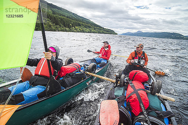 Kanufahrt auf dem Abschnitt Loch Ness des Caledonian Canal  Schottische Highlands  Schottland  Vereinigtes Königreich  Europa