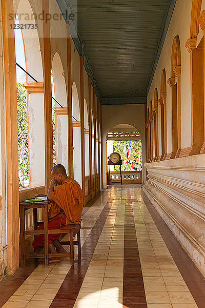 Ein buddhistischer Mönch studiert die heiligen Schriften in seinem Tempel Wat Damnak  Siem Reap  Kambodscha  Indochina  Südostasien  Asien