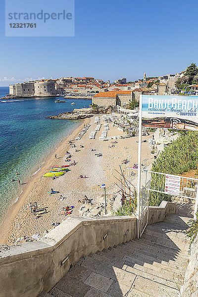 Blick auf den Strand Banje und die Altstadt von Dubrovnik im Hintergrund  Dubrovnik  Kroatien  Europa
