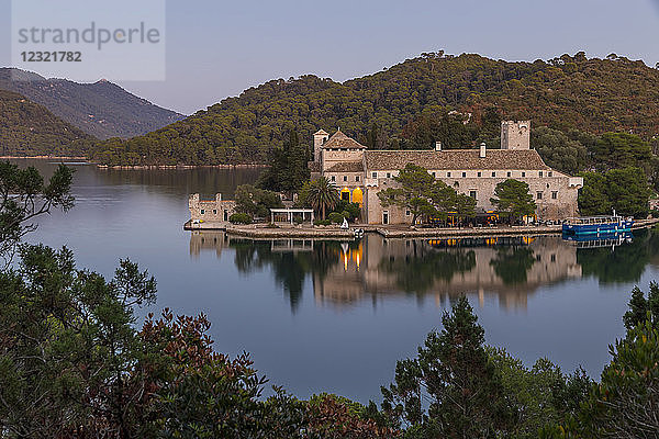 Kloster der Heiligen Maria am Veliko Jezero (Großer See) auf der Insel Mljet in der Abenddämmerung  Kroatien  Europa