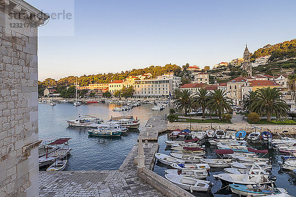 Blick von oben auf den Hafen von Hvar Stadt bei Sonnenaufgang  Hvar  Kroatien  Europa