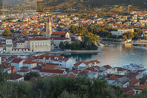 Blick von oben auf die Altstadt von Trogir  UNESCO-Weltkulturerbe  bei Sonnenaufgang  Kroatien  Europa