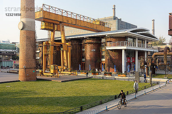 Altes Fabrikgebäude  jetzt Teil der 798 Art Zone (Dashanzi Art District) in Peking  China  Asien