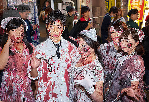 Ärzte und Krankenschwestern in Zombiekostümen bei den Halloween-Feierlichkeiten in Shibuya  Tokio  Japan  Asien