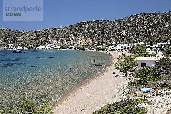 Blick über den Strand von Vathi  Vathi  Sifnos  Kykladen  Ägäisches Meer  Griechische Inseln  Griechenland  Europa