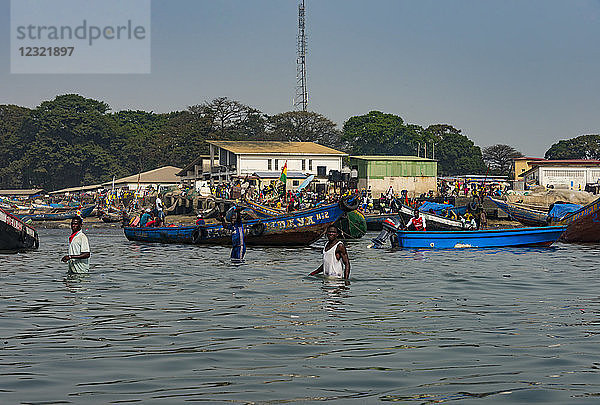 Lokale Fischerboote im Hafen von Conakry  Republik Guinea  Westafrika  Afrika